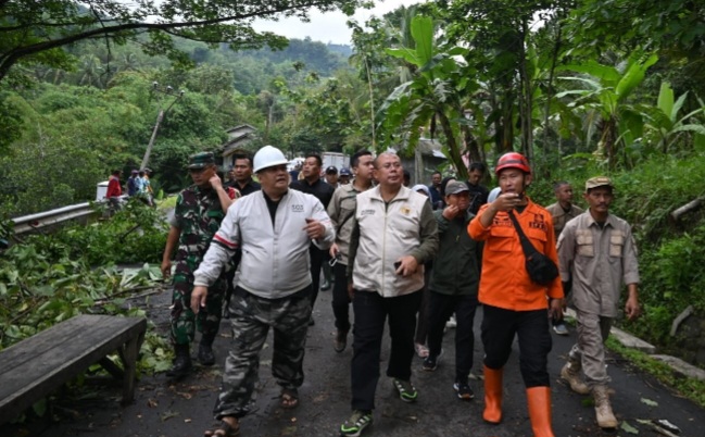 Wakil Ketua DPR Tinjau Lokasi Bencana Tanah Bergerak di Sukabumi