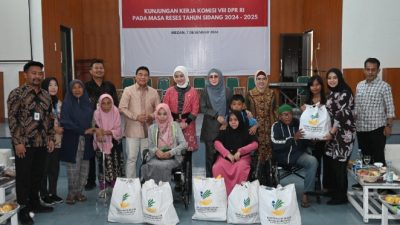 Komisi VIII Serahkan Bantuan Kepada Para Kaum Penyandang Disabilitas di Medan