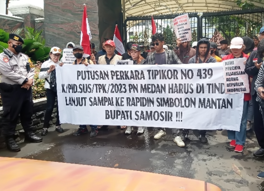 Aksi Massa di Depan Kejagung, Minta Rapidin Simbolon Diproses Hukum