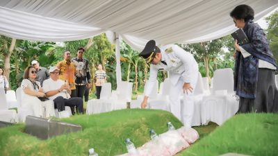 Usai Dilantik Sebagai Wali Kota Medan, Rico Waas Ziarah Makam Sang Ayah