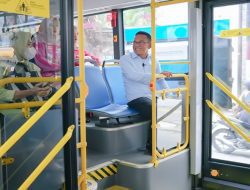 Wakil Wali Kota Medan Gunakan Bus Listrik Berangkat ke Kantor