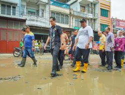 Tindaklanjuti Keluhan Warga, Rico Waas Cek Langsung Jalan Rusak di Pasar Sunggal
