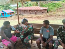 Satgas Yonif 642 Kapuas Pos Mesna Beri Bantuan Kesehatan Warga