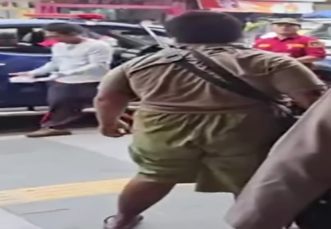 Viral, Satpol PP Amankan Pengamen Tuna Netra Melawan