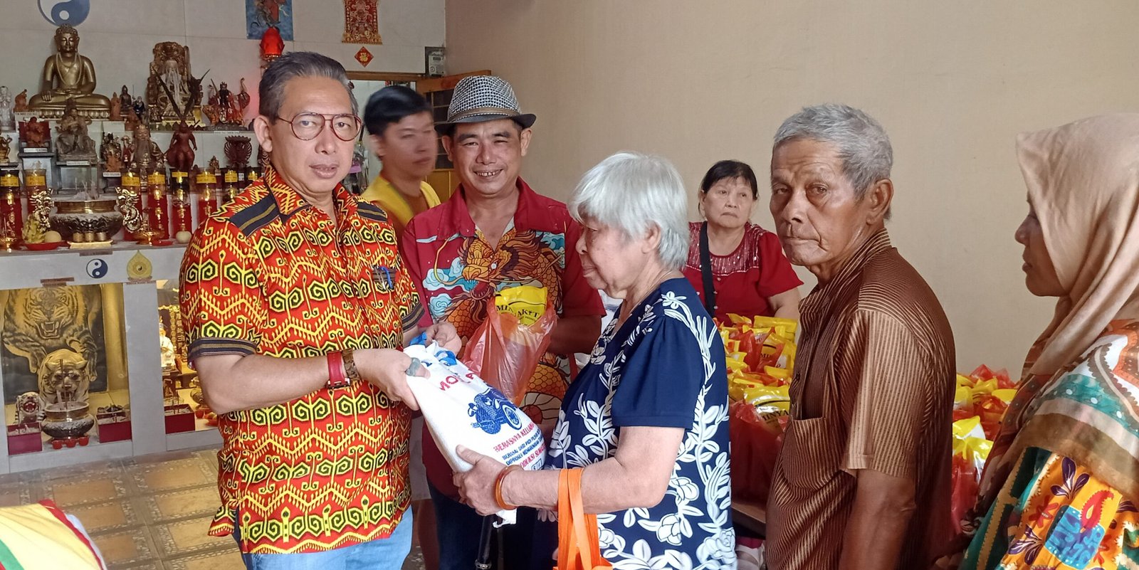 Wong Chun Sen Peringati Ulang Tahun Dewi Kwan Im dengan Aksi Sosial