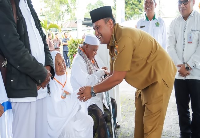 Wakil Bupati Dairi Lepas 12 Calon Jamaah Haji Eksklusif Nasabah Bank Sumut