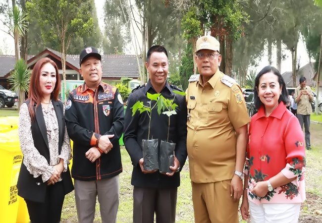 Bupati Dairi Tanam Pohon dan Bagikan Bibit Kemiri, Dorong Pelestarian Lingkungan dan Komoditas Warisan