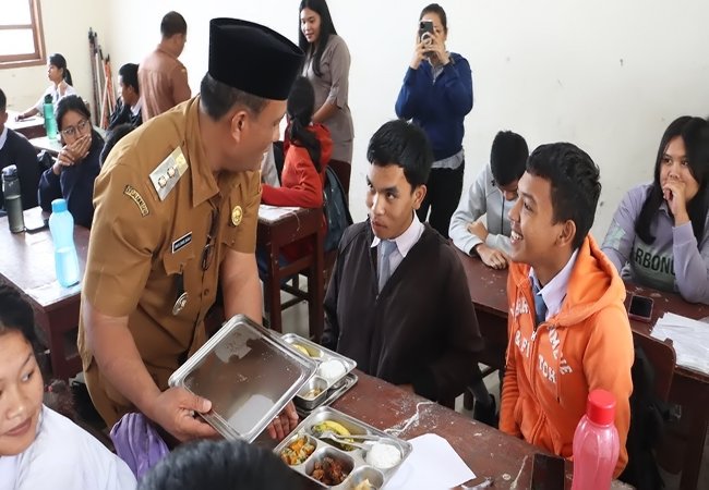 Wabup Dairi Tinjau Pelaksanaan Program Makan Bergizi Gratis di Sekolah