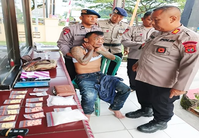 Alami Laka Tunggal, Seorang Pria Diamankan Personil Brimobdasu
