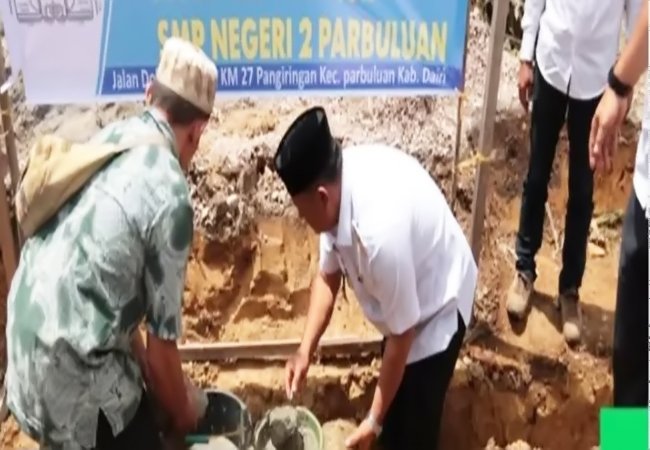 Wakil Bupati Dairi Letakkan Batu Pertama Pembangunan Musholla An-Nur SMPN 2 Parbuluan
