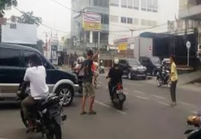 ‘Pak Ogah’ Menjamur, Warga Bingung Polantas Dimana??