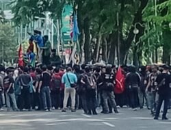 Hari Kedua Demo di DPRD Sumut, Mahasiswa Desak Pembubaran DPR