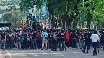 Hari Kedua Demo di DPRD Sumut, Mahasiswa Desak Pembubaran DPR