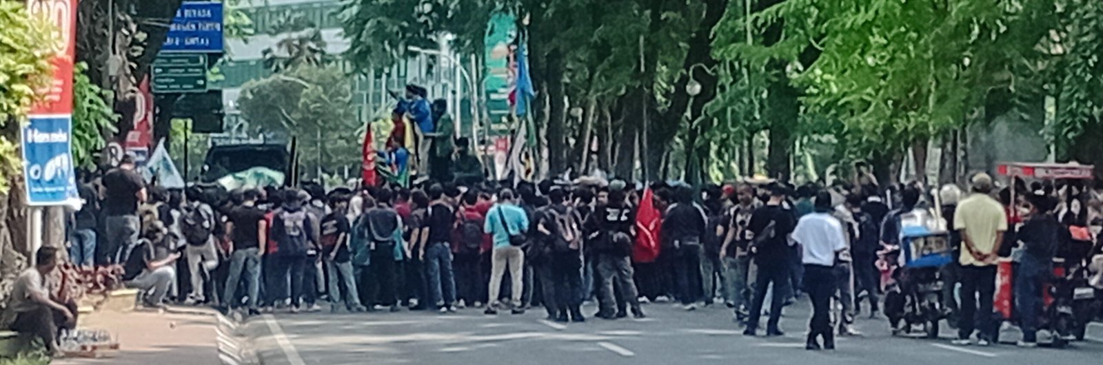 Hari Kedua Demo di DPRD Sumut, Mahasiswa Desak Pembubaran DPR