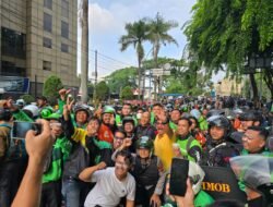 Secangkir Kopi Dingin Satukan Polisi, Mahasiswa Dan Ojol Di Medan Ditengah Unjuk Rasa
