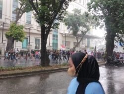 Massa Aksi Demo Rela Diguyur Hujan Demi Menyuarakan Aspirasi ke DPRD Medan