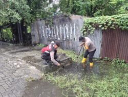 Personil Ditsamapta Polda Sumut Sigap Bantu Warga Di Tengah Banjir Jalan SM Raja – Amplas Medan