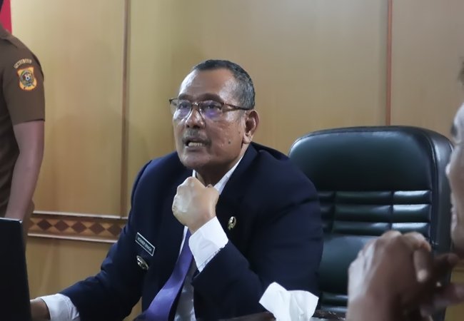 Bupati Dairi Mediasi Aksi Mahasiswa Terkait Pemutusan Listrik dan Polemik Buku Sekolah Swasta