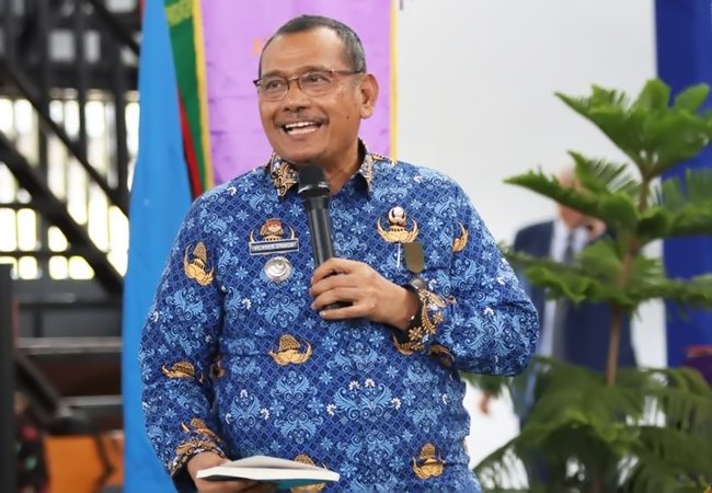 Bupati Dairi Ajak Wisudawan STT Oikumene Injili