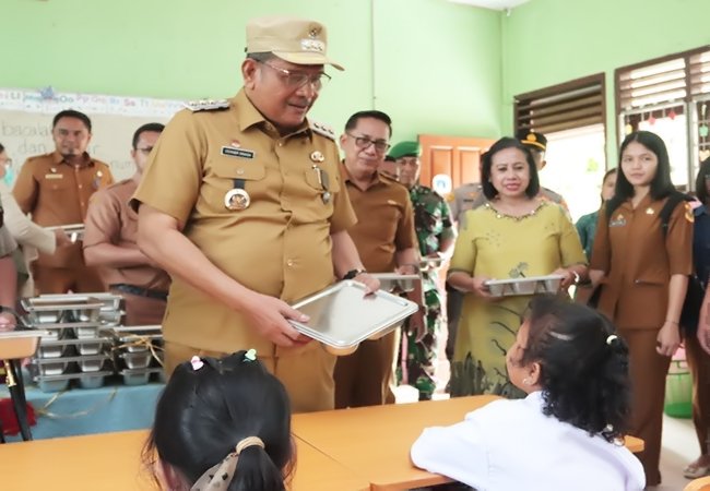 Bupati Dairi Tinjau Dapur Program Makan Bergizi Gratis, Pastikan Layanan dan Edukasi Gizi Berjalan Optimal
