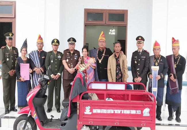 Kaum Disabilitas Jadi Prioritas Utama Pemkab Dairi, Bupati Vickner Sinaga Serahkan Bantuan Sosial