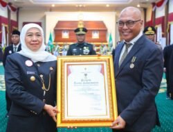 Ketua Umum PWI Pusat Akhmad Munir Terima Lencana Kehormatan ‘Jer Basuki Mawa Beya’
