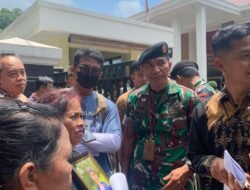 Teriak Minta Keadilan, Ibu Kandung Korban Penganiayaan Bersama ARMI ‘Geruduk’ Peradilan Militer Medan