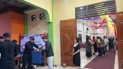 Wujud Kasih dan Kepedulian! Brimob Batalyon C Pelopor Polda Sumut Bagikan Makanan Gratis Di Gereja Oikumene
