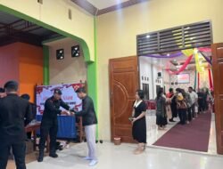 Wujud Kasih dan Kepedulian! Brimob Batalyon C Pelopor Polda Sumut Bagikan Makanan Gratis Di Gereja Oikumene