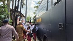 Brimob Sumut Peduli Pendidikan: Personil Kompi 2 Batalyon A Pelopor Antar Pelajar SD Pulang Sekolah Dengan Aman