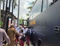 Brimob Sumut Peduli Pendidikan: Personil Kompi 2 Batalyon A Pelopor Antar Pelajar SD Pulang Sekolah Dengan Aman