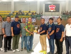 Wong Chun Sen Serahkan Piala Ketua DPRD Medan kepada MOMBC