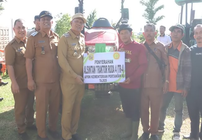 Bupati Dairi Serahkan 13 Traktor Bantuan Kementerian Pertanian untuk Dorong Produktivitas Petani