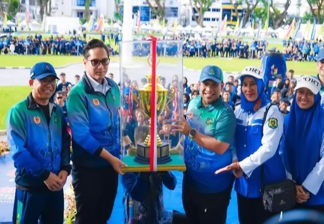 Medan Selayang Raih Juara Umum Porkot Medan XV 2025, Wali Kota Serahkan Piala Bergilir