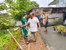 Cegah Banjir, Warga Gang Iroy Laksanakan Gotong Royong Semen Gang Secara Patungan