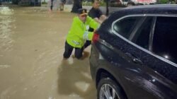 Kapolda Sumut Turun Langsung Tinjau Lokasi Banjir Di Jalan Jenderal Sudirman Medan