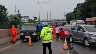 Sat Lantas Polres Pelabuhan Belawan Terapkan Contra Flow Akibat Banjir 1 Meter Di Ruas Tol Arah Belawan