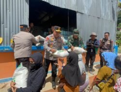 Kapolda Sumut Dan Pangdam I/BB Turun Langsung Bagikan Beras Untuk Korban Bencana Di Tapanuli Tengah