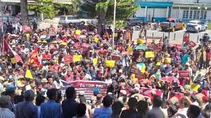 Ribuan Massa Aksi Longmarch Datangi Kantor Gubernur Minta Tutup TPL