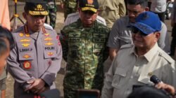 Kapolri Dampingi Presiden Prabowo Tinjau Pengungsi Banjir Di Tapteng, Instruksikan Penanganan Cepat Dan Terpadu
