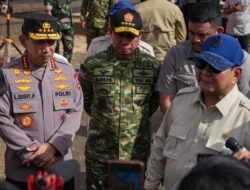 Kapolri Dampingi Presiden Prabowo Tinjau Pengungsi Banjir Di Tapteng, Instruksikan Penanganan Cepat Dan Terpadu