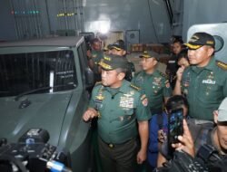 Kasad Berangkatkan Kapal ADRI, Kirim Bantuan Kemanusiaan Ke Tiga Lokasi Bencana Di Sumatera