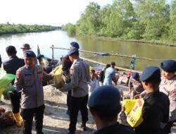 Polres Langkat Distribusikan Bantuan Sosial Dari Kapolda Sumut Untuk Korban Banjir Di Kabupaten Langkat