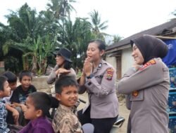 Polwan Polres Padangsidimpuan Lakukan Trauma Healing Bagi Para Anak Korban Bencana Alam