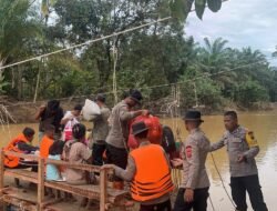 Bergotong Royong Rakit Jembatan Darurat, Polda Sumut Sambungkan Kembali Akses Warga Tapanuli Tengah