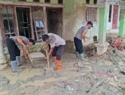 Tak Kenal Lelah, Polda Sumut Terus Bantu Bersihkan Rumah Warga Terdampak Banjir Di Batang Toru