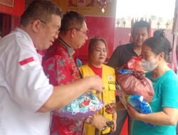 Sambut Imlek 2557 Kongzili, Ketua Permabudhi Sumut Salurkan Ratusan Paket Sembako untuk Warga Helvetia