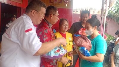 Sambut Imlek 2557 Kongzili, Ketua Permabudhi Sumut Salurkan Ratusan Paket Sembako untuk Warga Helvetia