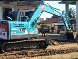 Kapolri Kirim Alat Berat, Polres Pidie Bersama Warga Bersihkan Lumpur Pasca Banjir