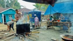 Brimob Bersama Warga Aek Ngadol, Dapur Lapangan Berjalan Dan Lingkungan Terus Dibersihkan